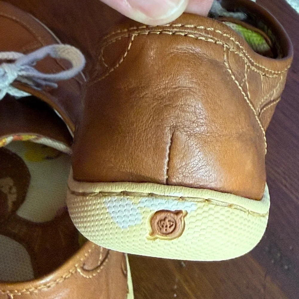 Børn  tan leather lace-up sneakers size 7 1/2